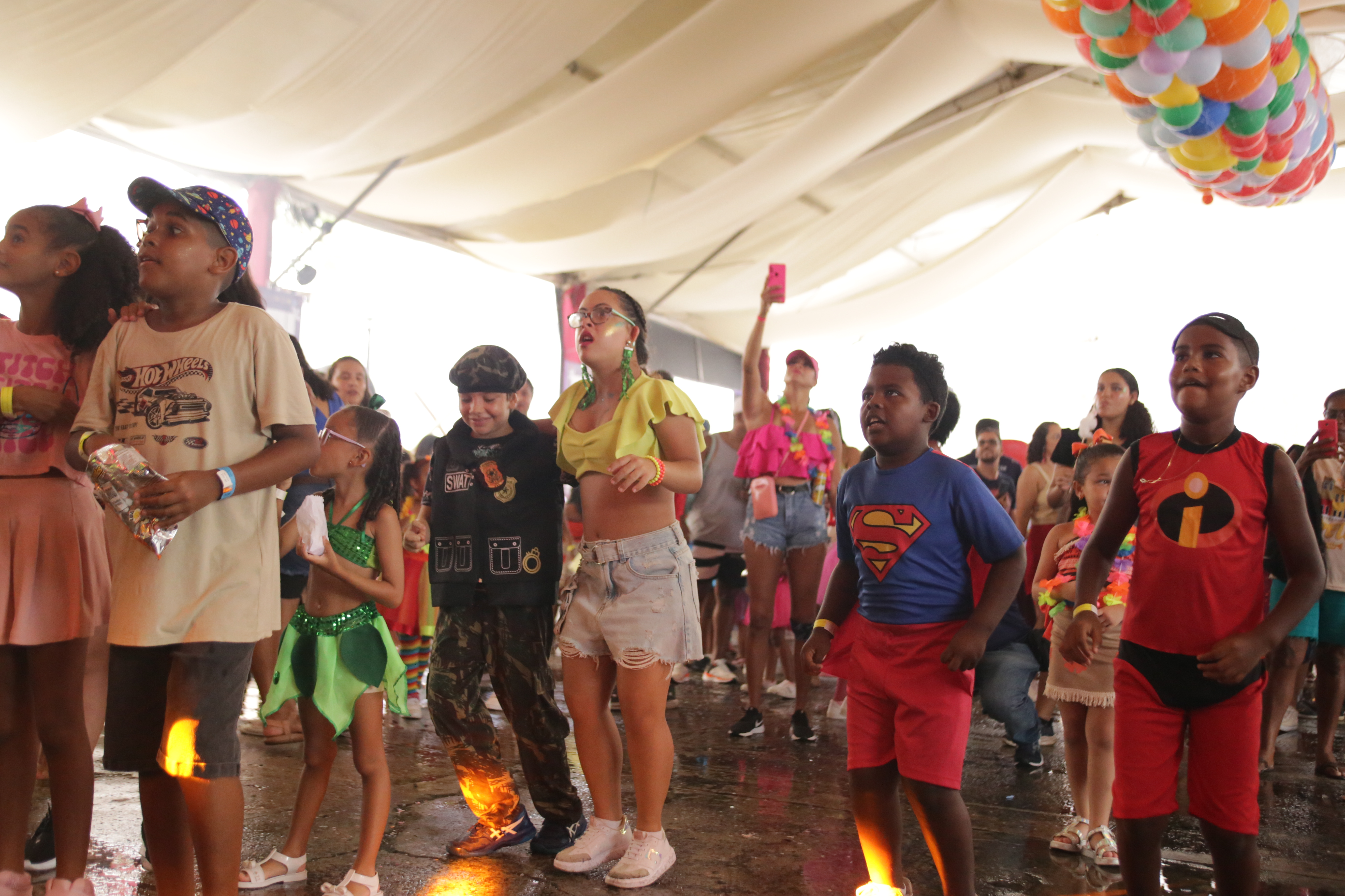 Crianças curtindo o Baile Infantil